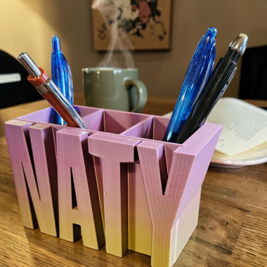 Suport pentru creioane, personalizat cu nume